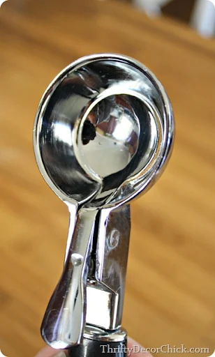 Ice cream scooper for baking